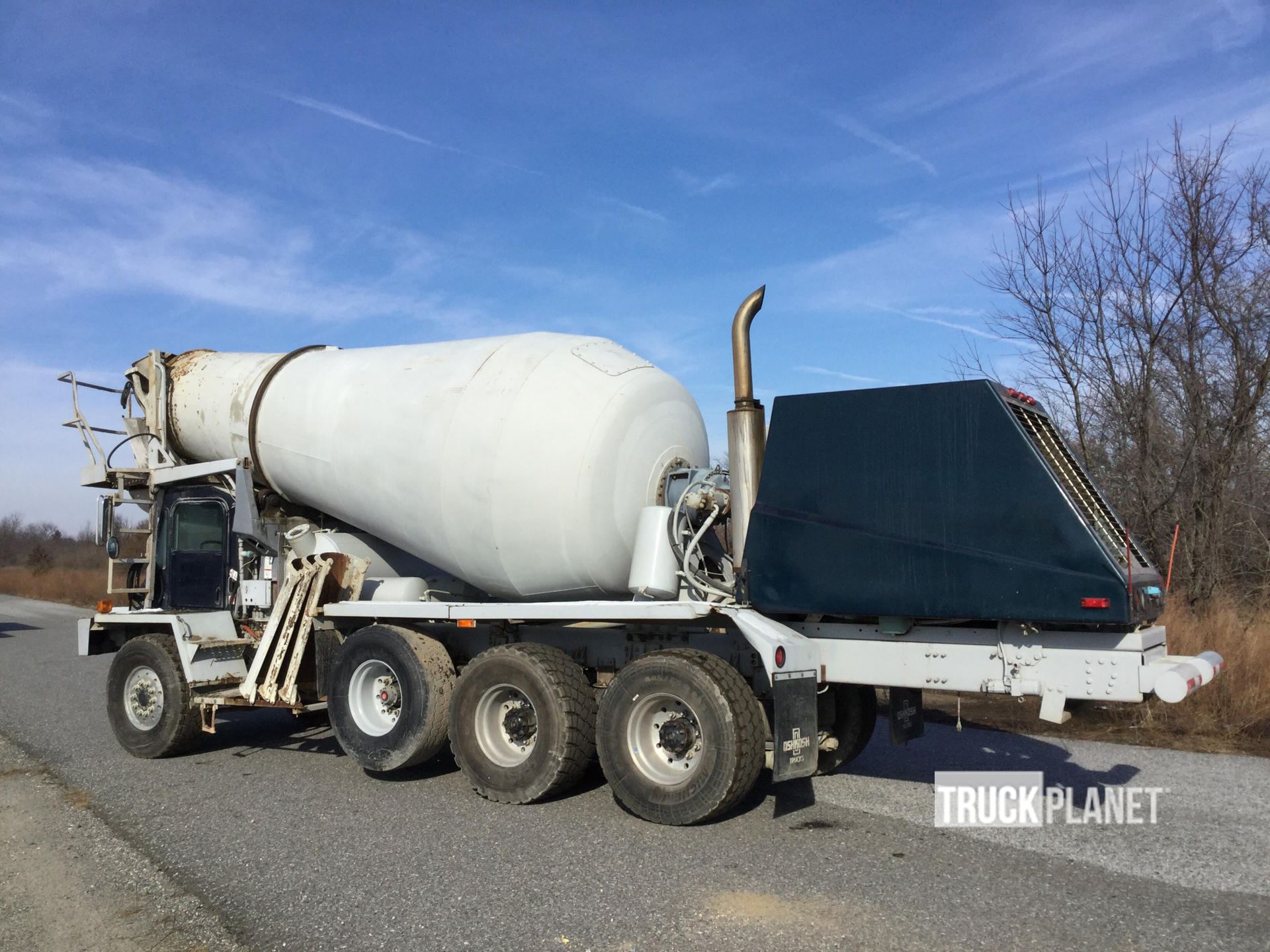1999 Oshkosh S-Series Tri/A Mixer Truck in Logan Township