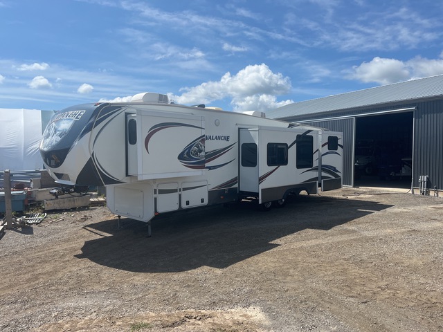 2013 Keystone Avalanche 36 ft T/A Travel Trailer
