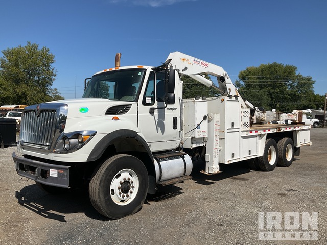 洋書 INTERNATIONAL TRUCKS International 4200 Line Maintenance Service Truck White