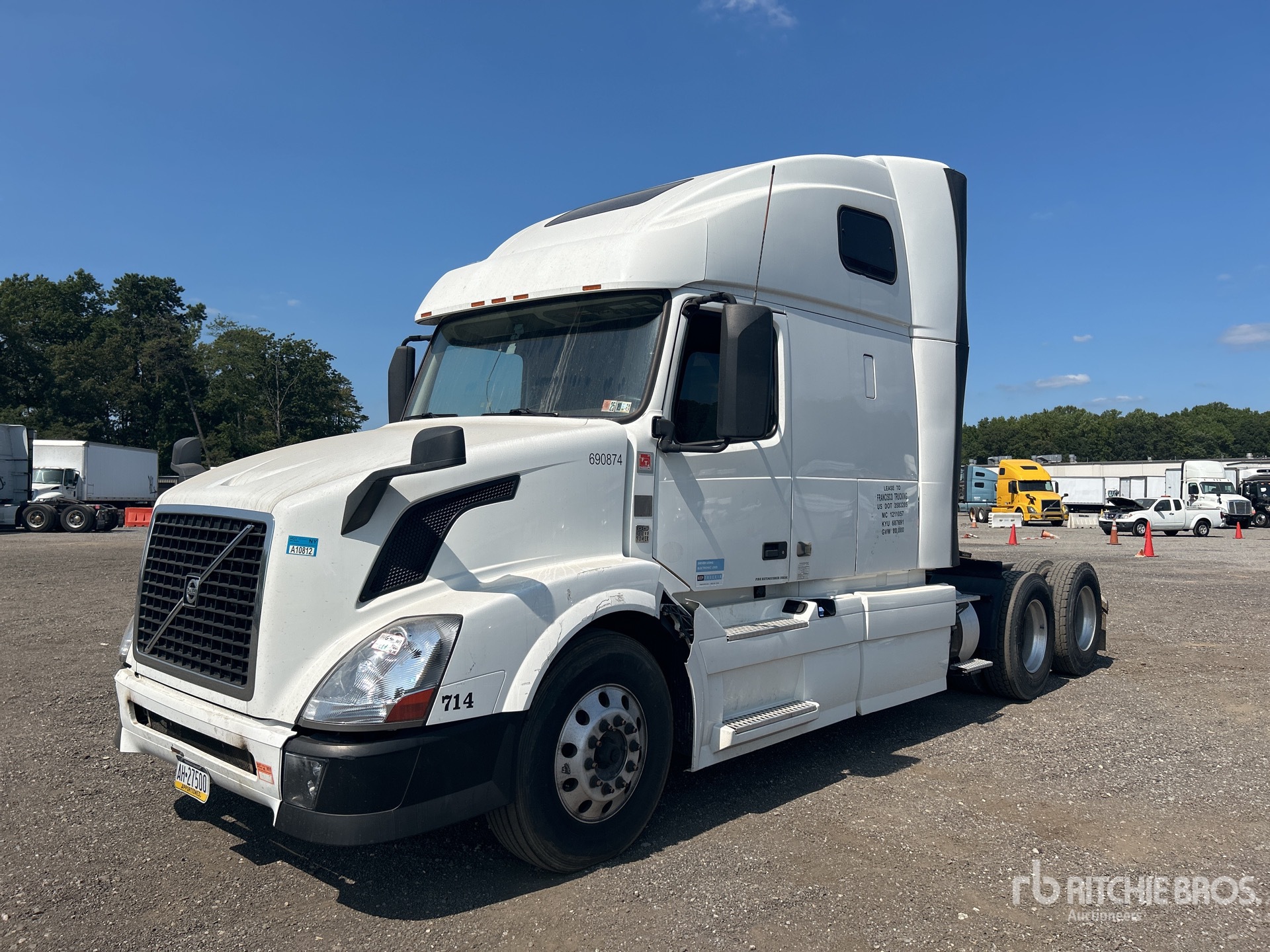 2014 Volvo VNL670 T/A Sleeper Truck Tractor