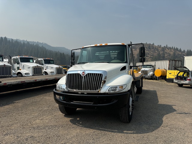 2019 International 4300 4x2 Flatbed Truck