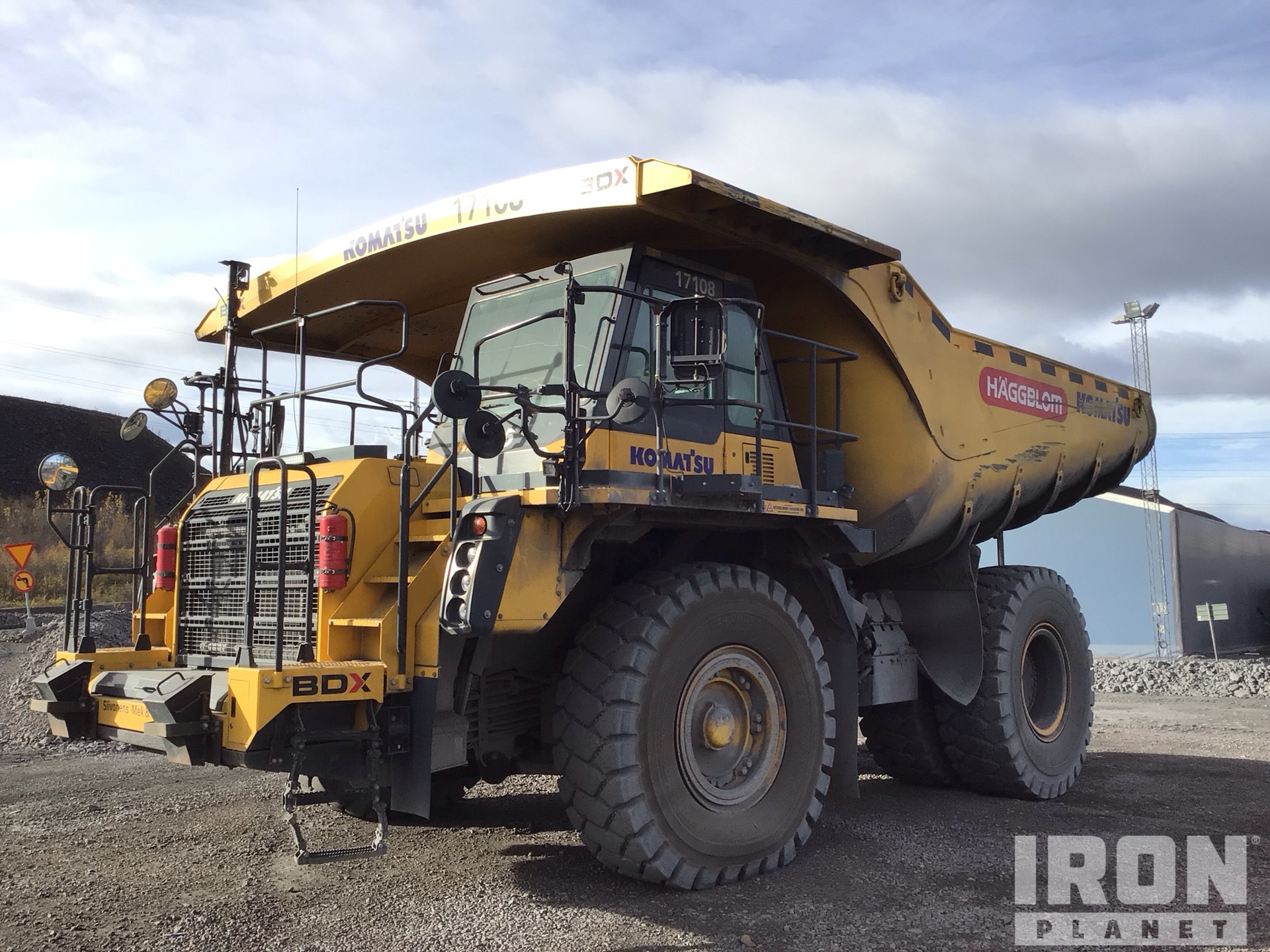 KOMATSU HD605-8 ダンプトラック と2025年キャタピラーカレンダ KOMATSU HD605-8 ダンプトラック と2025年キャタピラーカレンダ