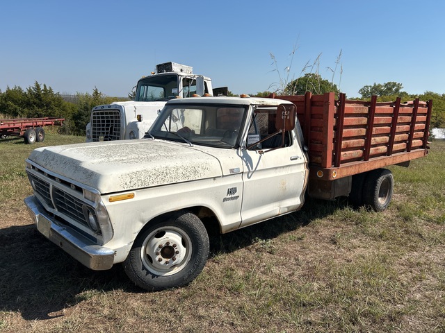 1975 Ford F-350 4x2 S/A Dump Truck