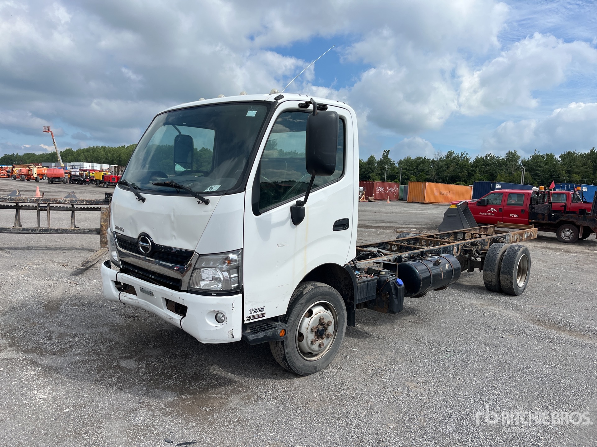 2019 Hino 195 4x2 Cabina y chasis (Inoperable)