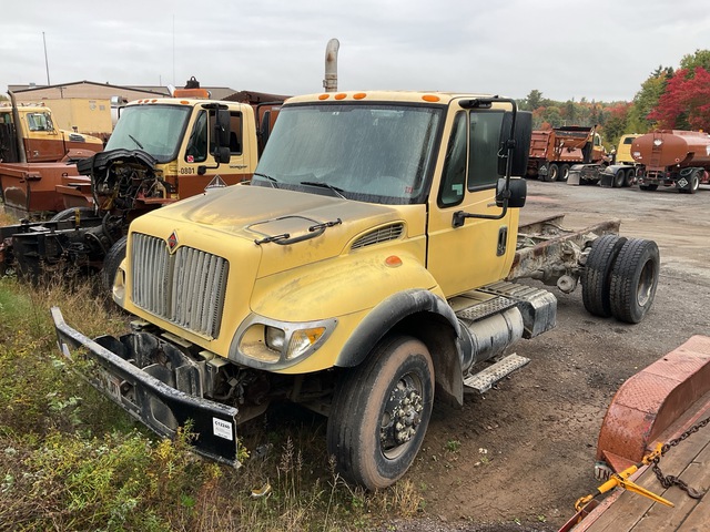 2005 International 7300 4x2 Cab and Chassis (Inoperable) 2005 International 7300 4x2 Cab and Chassis (Inoperable)