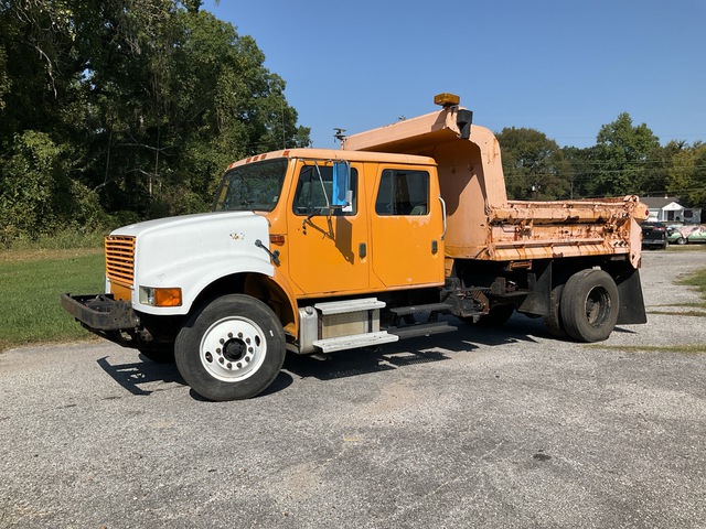 2002 International 4900 4x2 Crew Cab S/A Dump Truck