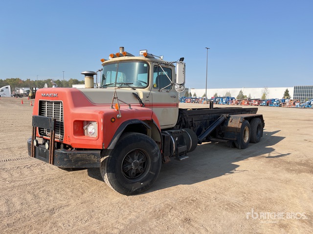Mack Rb688s 1998 Mack RB688S 6x4 Roll-Off Truck | Ritchie Bros. Auctioneers