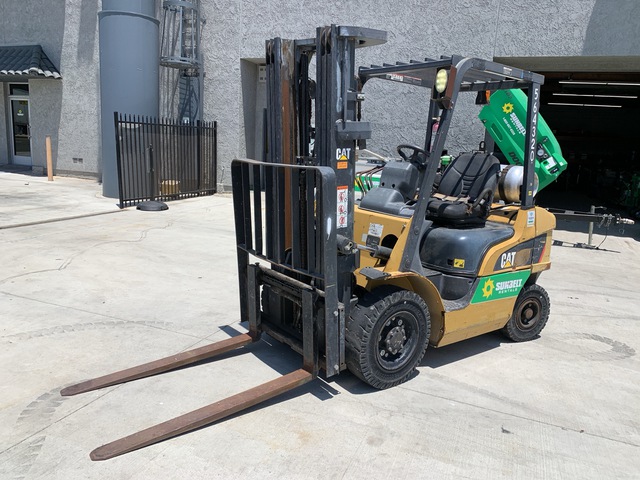 2016 Cat GP25N5 4500 lb Pneumatic Tire Forklift