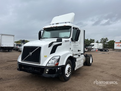 2013 Volvo VNL200 4x2 Day Cab Truck Tractor