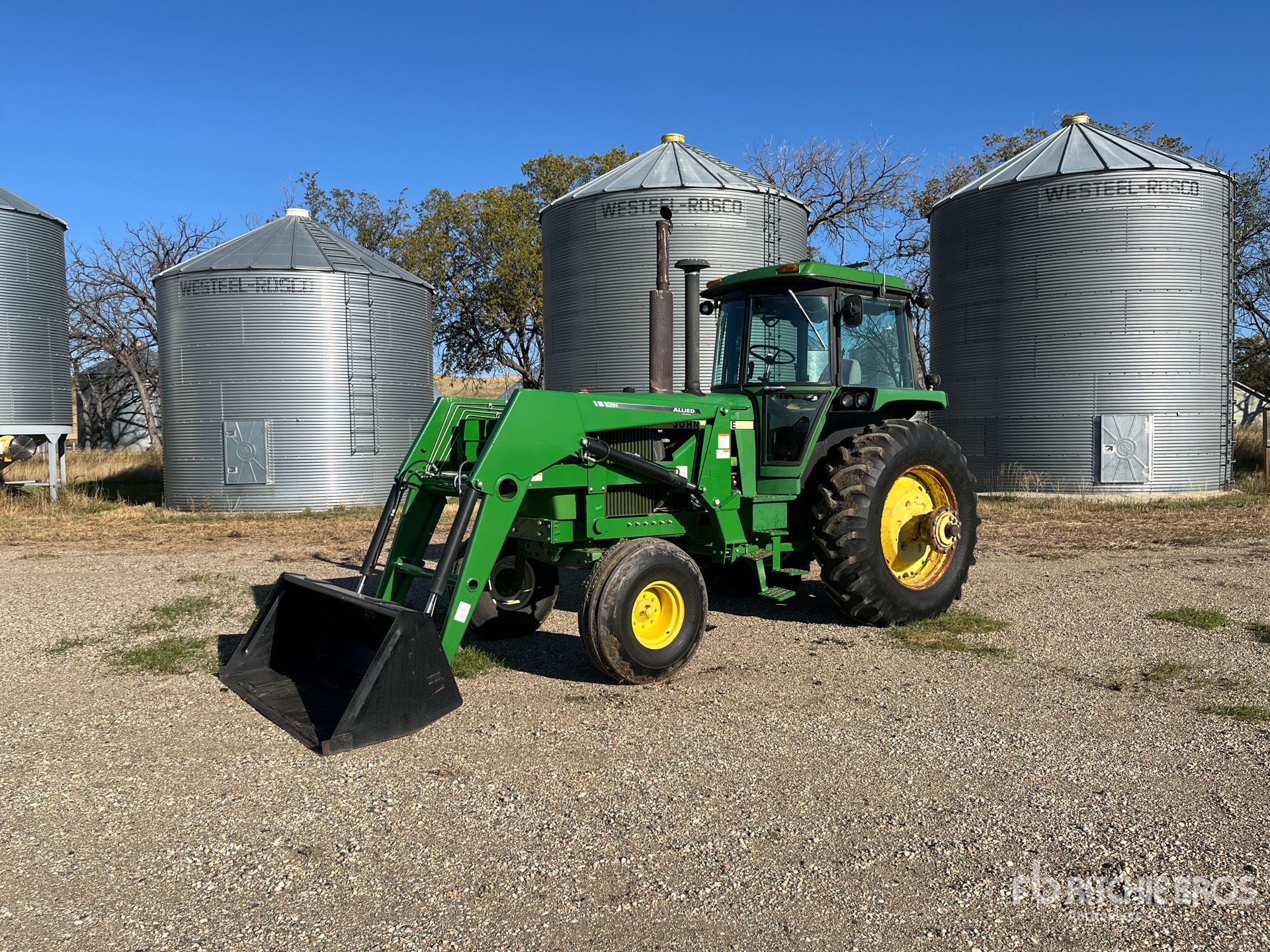 Tracteur IH 845 XL 2 roues motrices ailes noires Replicagri