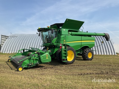 John Deere S670 Moisonneuse-batteuse