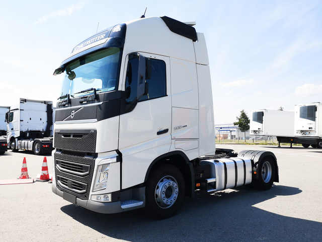 2017 Volvo FH13-500 XL Globetrotter 4x2 Sleeper Truck Tractor