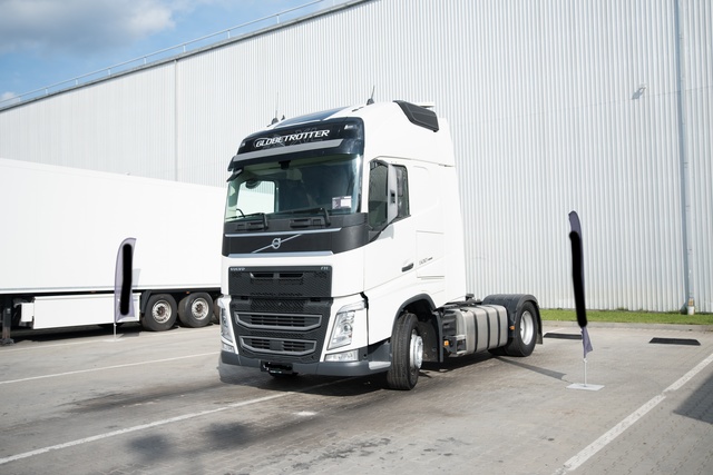 2017 Volvo FH13-500 XL Globetrotter 4x2 Sleeper Truck Tractor