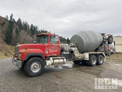 1991 Mack RD690S 8x4 Mixer Truck