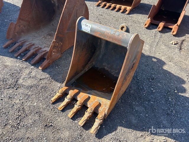 John Deere 24 in Digging Excavator Bucket - Fits John Deere 85G ...