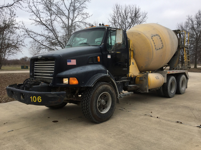 1999 Sterling LT9513 T/A Mixer Truck 1999 Sterling LT9513 T/A Mixer Truck