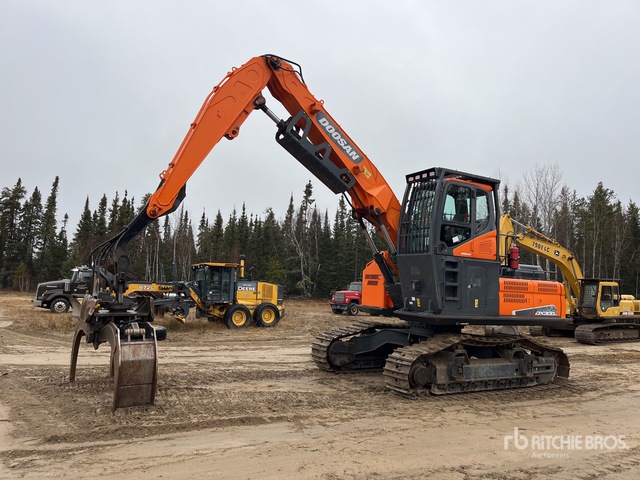 2018 Doosan DX300LL-5 Short Wood Log Loader | Ritchie Bros. Auctioneers