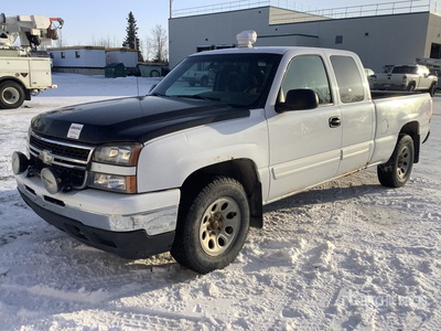 2007 Chevrolet Silverado 1500 WT 4x4 Extended Cab Pickup