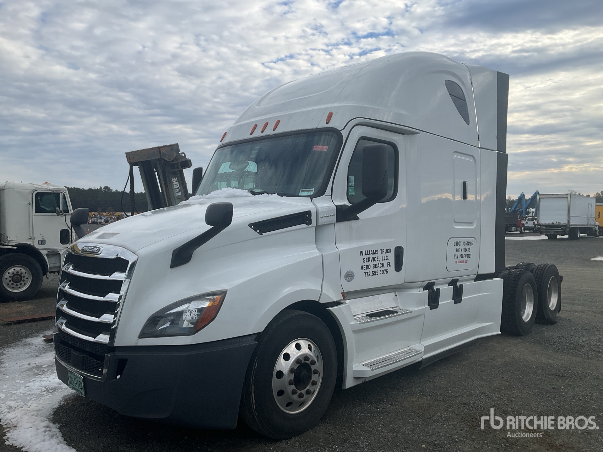 2018 Freightliner Cascadia 126 6x4 3- Achs Sattelzugmaschine mit Schlafkabine (Inoperable)