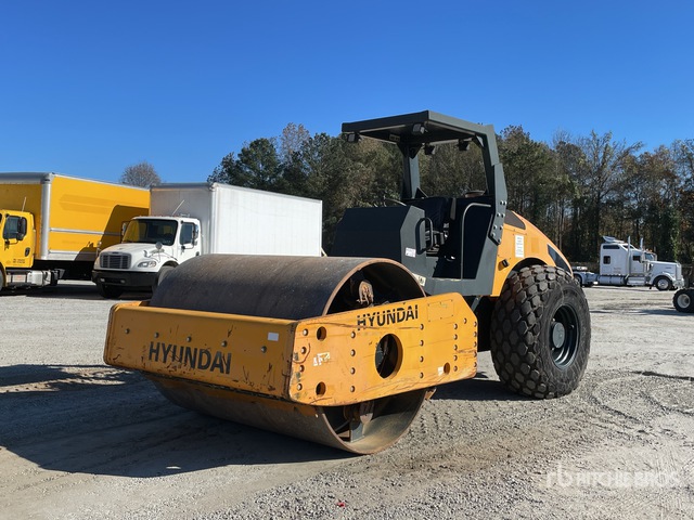 2017 Hyundai Hr120c 9 Smooth Drum Compactor Ritchie Bros Auctioneers 