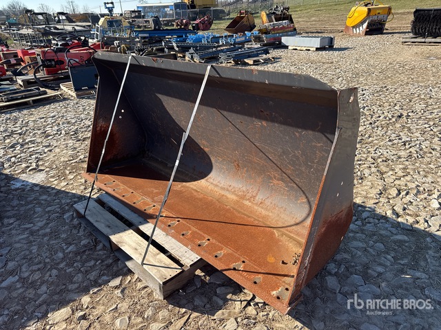 CNH 82 in General Purpose Ag Tractor Bucket | Ritchie Bros. Auctioneers