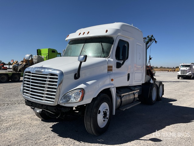 Inopratable 2017 Freightliner Cascadia 6x4 Tractocamión con Dormitorio (INOPERABLE ...