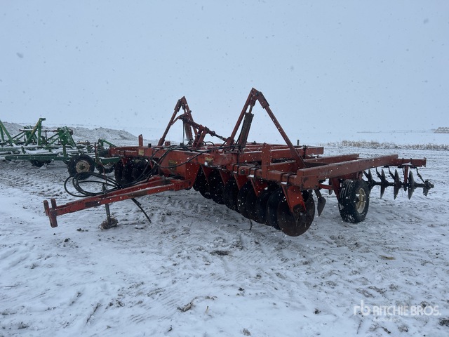 Hutch Master 20 ft Tandem Breaking Disc | Ritchie Bros. Auctioneers