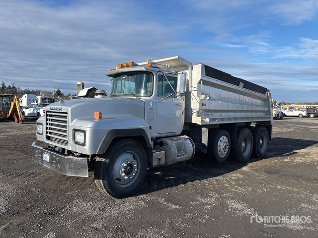 1992 Mack RD688S 8x4 4-Achs Kipper-Lkw | Ritchie Bros. Auctioneers