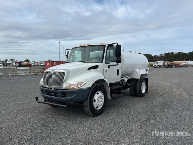 2005 International 4200 2000 gal 4x2 Water Truck | Ritchie Bros ...