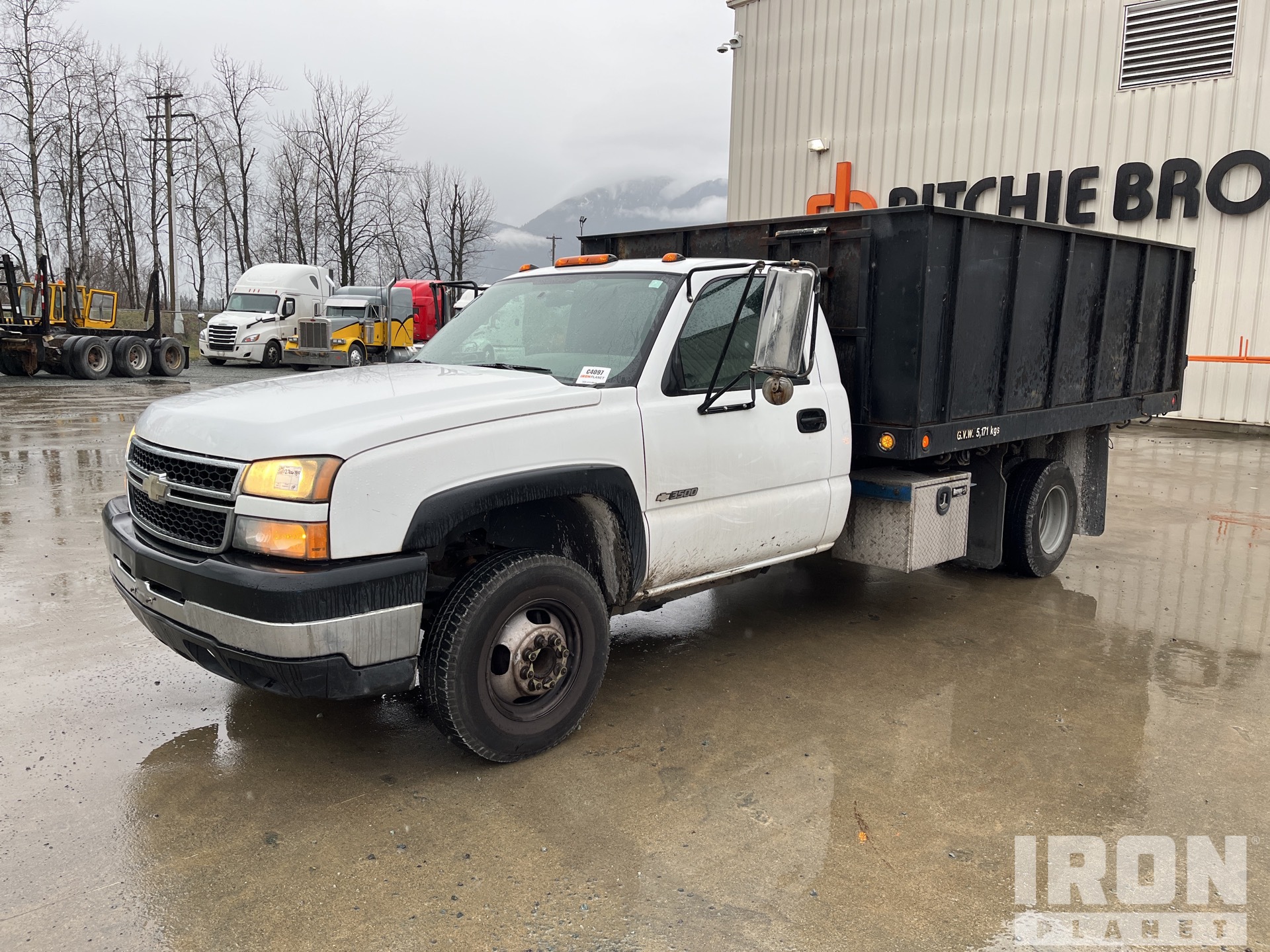 2006 Chevrolet Silverado 3500 4x2 Flatbed Truck