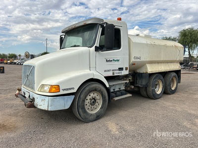 1999 Volvo UNM64T 4000 gal 6x4 Water Truck