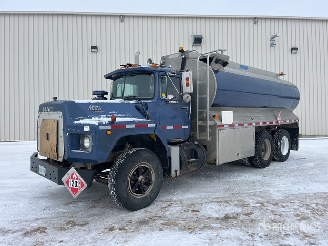Mack Rb688s 1990 Mack RB688S 16600 L 6x4 Camion citerne de carburant | Ritchie Bros ...