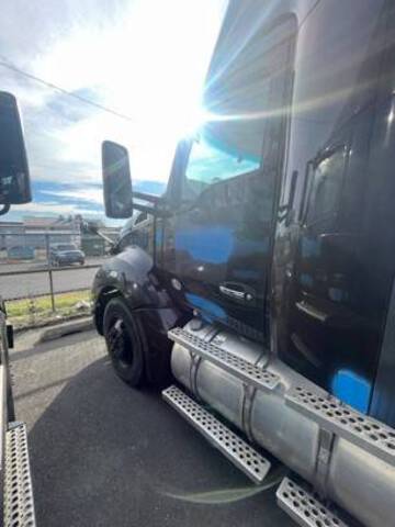 2016 Kenworth T680 T/A Day Cab Truck Tractor (Inoperable) 2016 Kenworth T680 T/A Day Cab Truck Tractor (Inoperable)