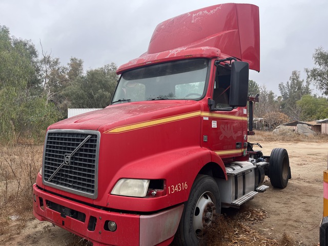2014 Volvo VNM 4x2 S/A Day Cab Truck Tractor (Inoperable) 2014 Volvo VNM 4x2 S/A Day Cab Truck Tractor (Inoperable)
