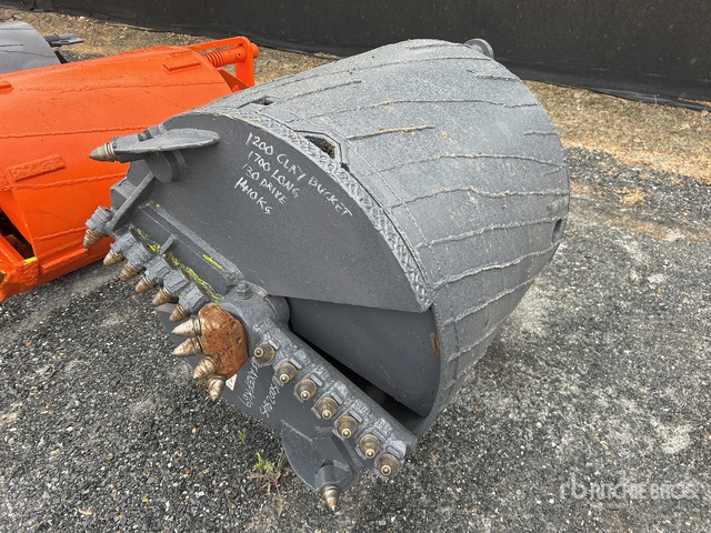 1200 mm Clay Excavator Bucket | Ritchie Bros. Auctioneers