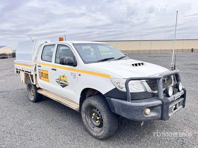2015 Toyota Hilux SR 4x4 Dual Cab بيك اب
