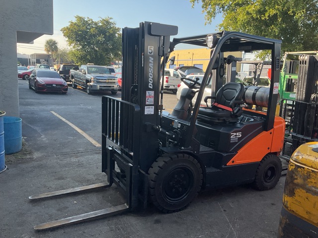 Doosan G25E-7 4600 lb Pneumatic Tire Forklift