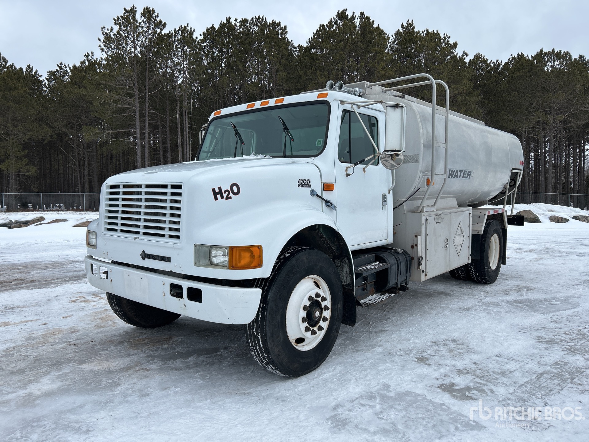 1999 International 4700 10900 L 4x2 Water Truck