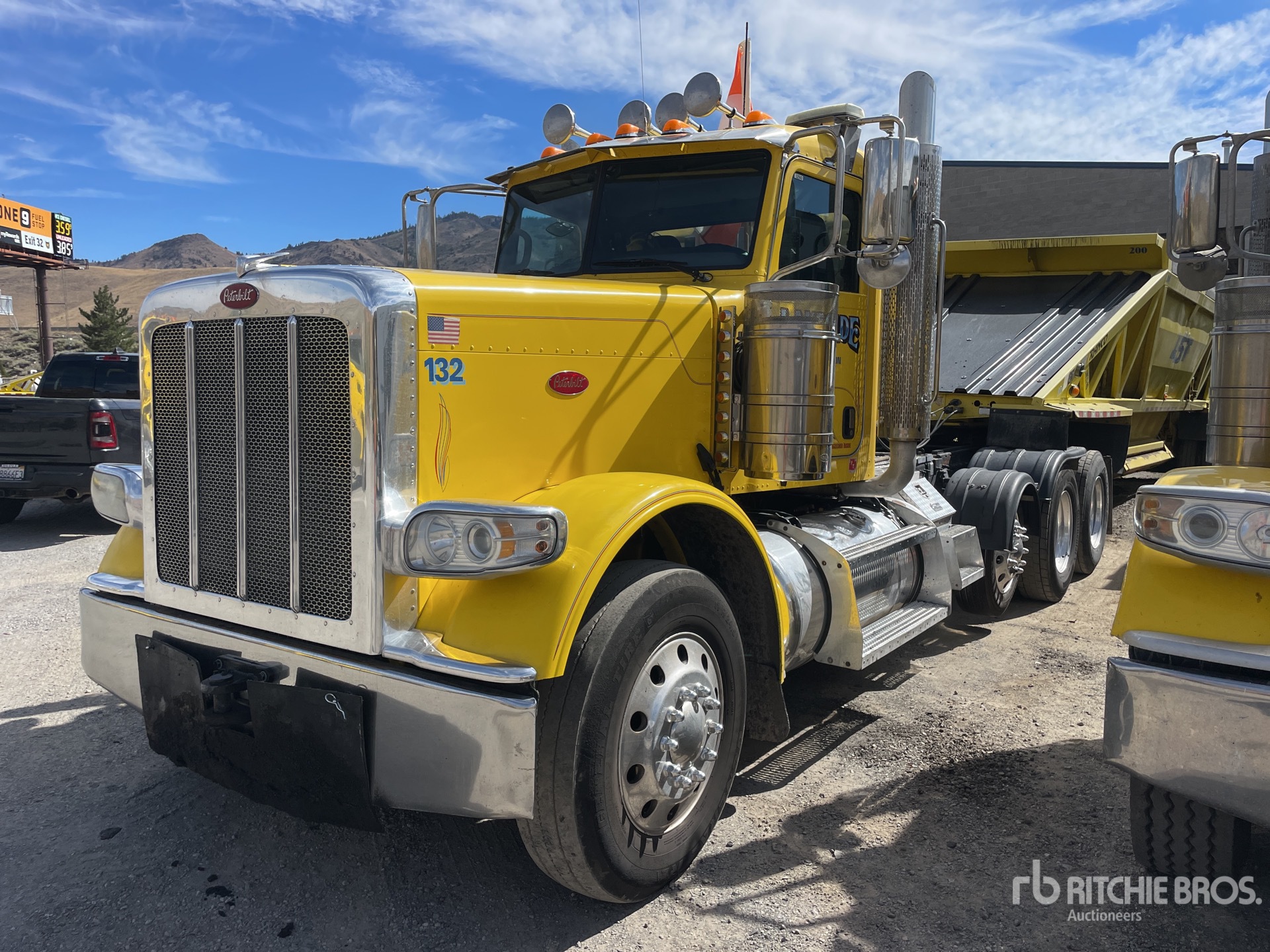 2015 Peterbilt 389 8x4 Tri/A Day Cab Truck Tractor
