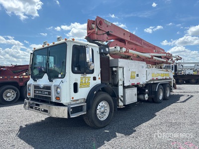 2015 Alliance 38R 33 m on 2015 Mack MRU613 6x4 Camion transportador de hormigon
