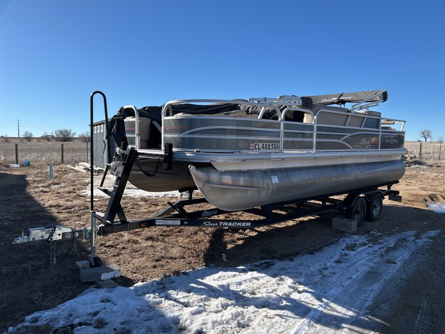 Sun Tracker Fishin' Barge 22 DLX Pontoon Boat w/2015 TrailStar SP2022T/A Trailer