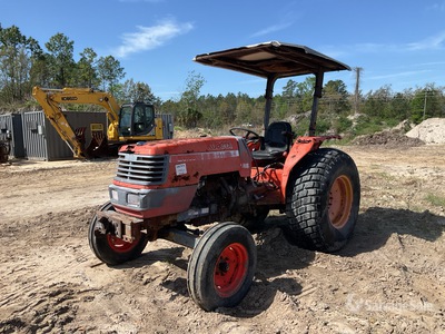 Kubota M4700 2WD Utility Tractor (Inoperable)