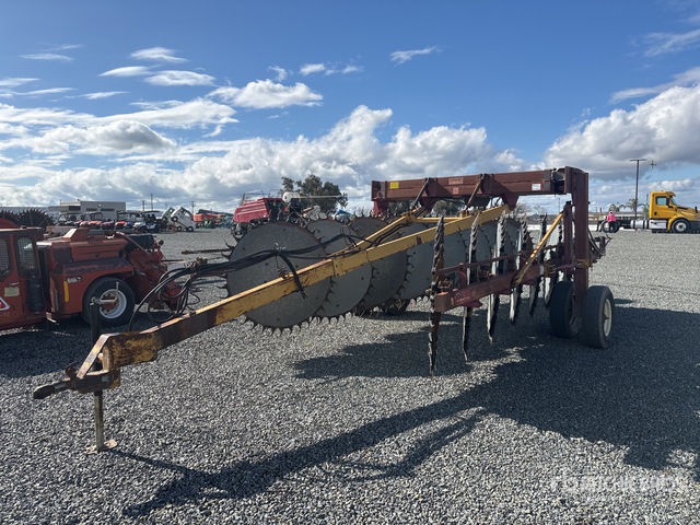 Darf 950 10 ft ball hitch 15 Wheel Hay Rake | Ritchie Bros. Auctioneers