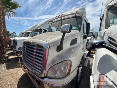 2014 Freightliner CASCADIA 113 LNG 6x4 Cabeza Tractora Cabina Corta (Inoperable)