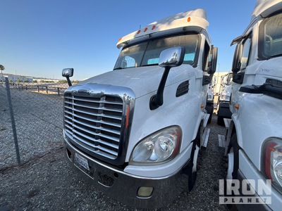2014 Freightliner Cascadia 113 LNG 4x2 S/A Day Cab Truck Tractor