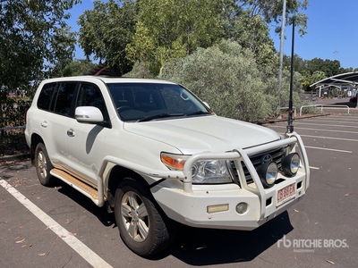 2015 Toyota LandCruiser 200 Series VX 4x4  سيارة رياضية متعددة الاستخدامات