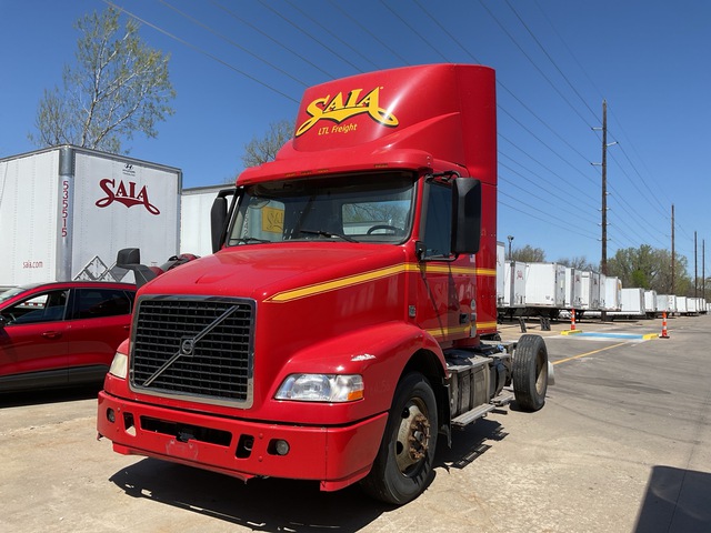 2016 Volvo VNM42T 4x2 S/A Day Cab Truck Tractor 2016 Volvo VNM42T 4x2 S/A Day Cab Truck Tractor