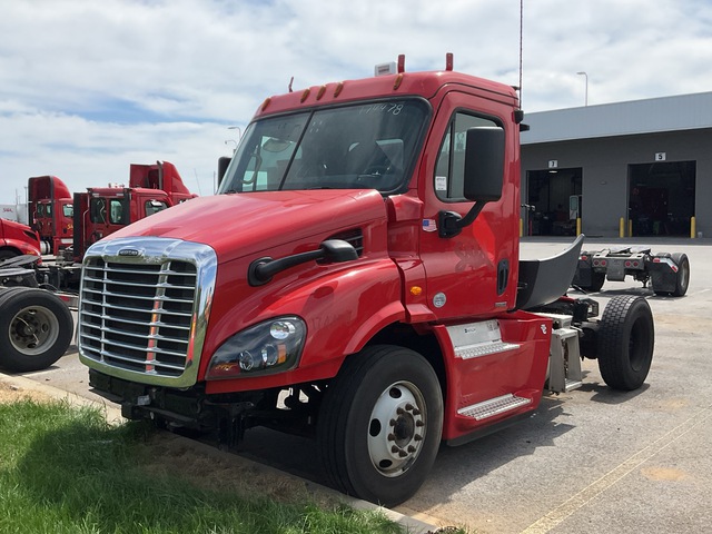 2016 Freightliner Cascadia 4x2 S/A Day Cab Truck Tractor 2016 Freightliner Cascadia 4x2 S/A Day Cab Truck Tractor