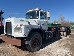 1994 Mack RB690S 6x4 Roll-Off Truck (Inoperable) in Marissa, Illinois ...