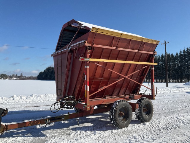 Richardton 700 12 ft T/A Side Dump High Dump Silage Trailer